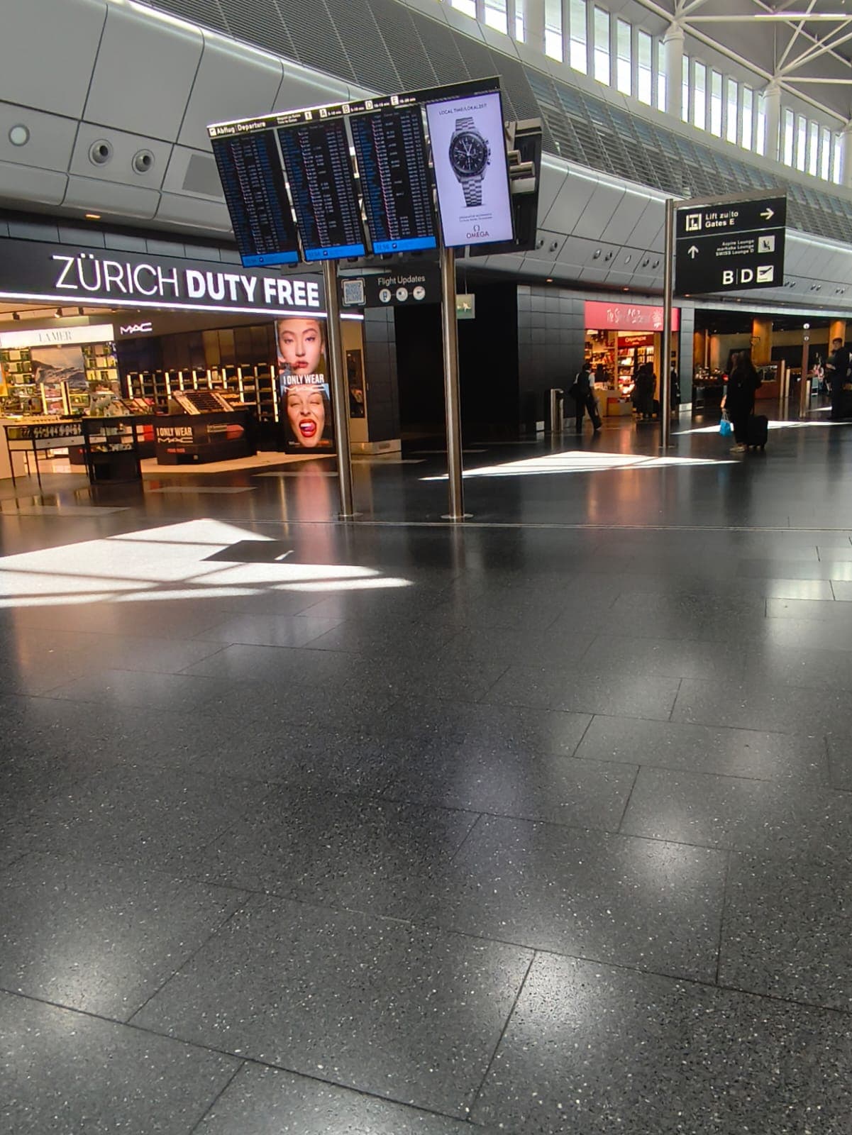 Abfluganzeigen über dem Zürich Duty Free am Flughafen Zürich