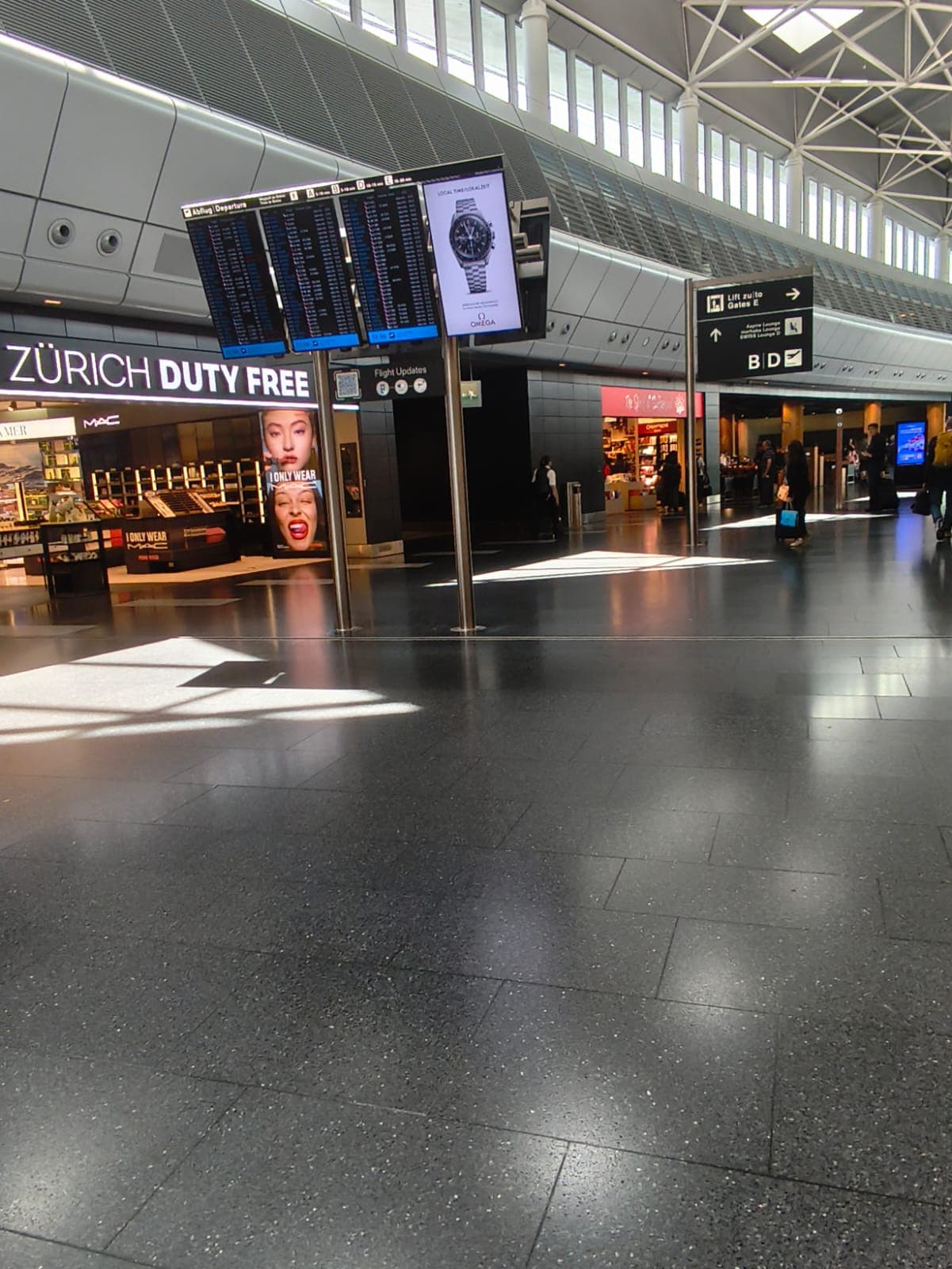 Departure boards in front of Zürich Duty Free