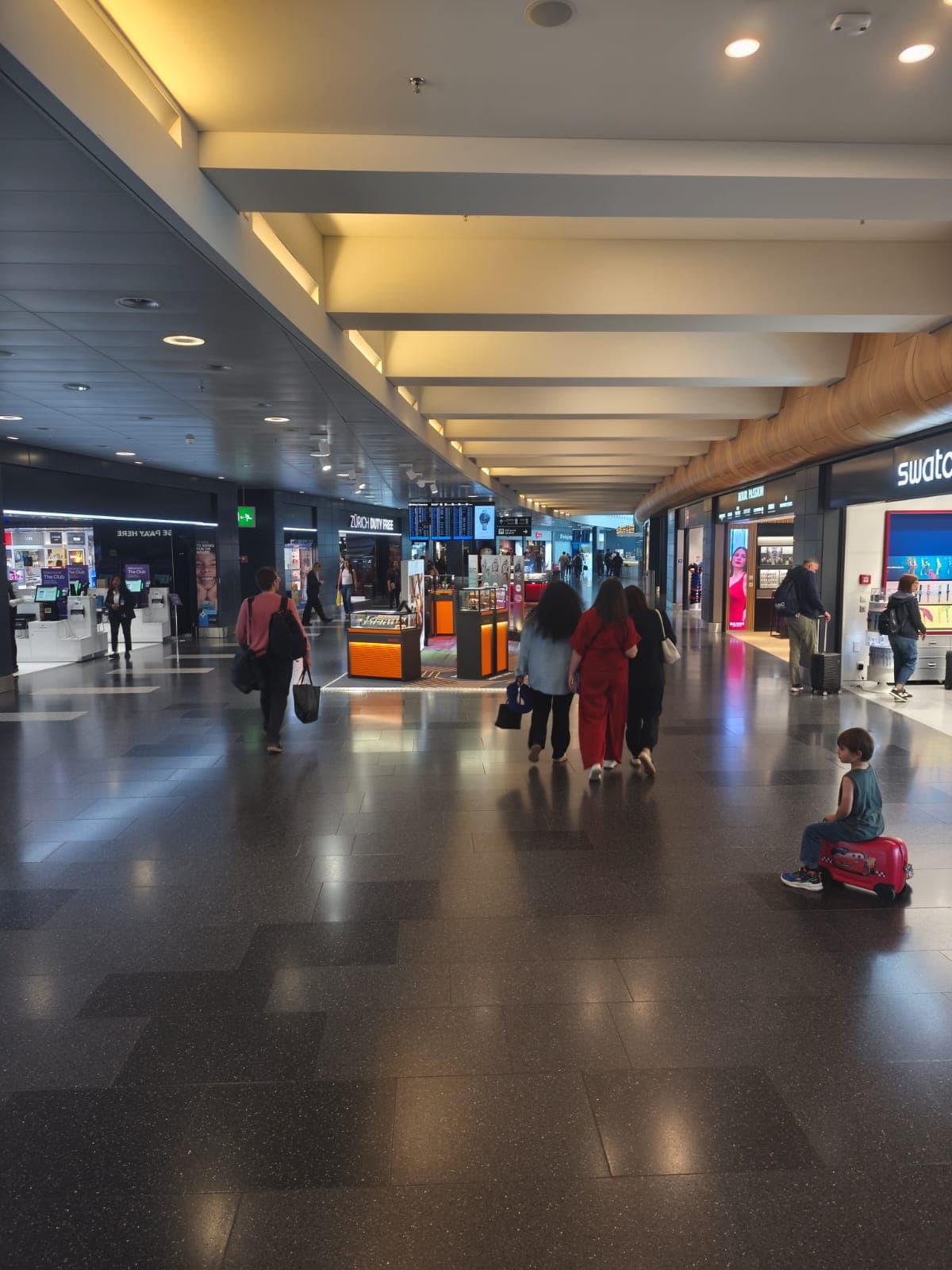 Promotionsstand in einer Shopping-Passage am Flughafen Zürich