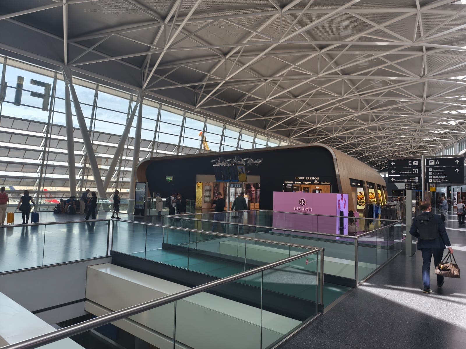 Retail deck in the Zurich Airport terminal hall