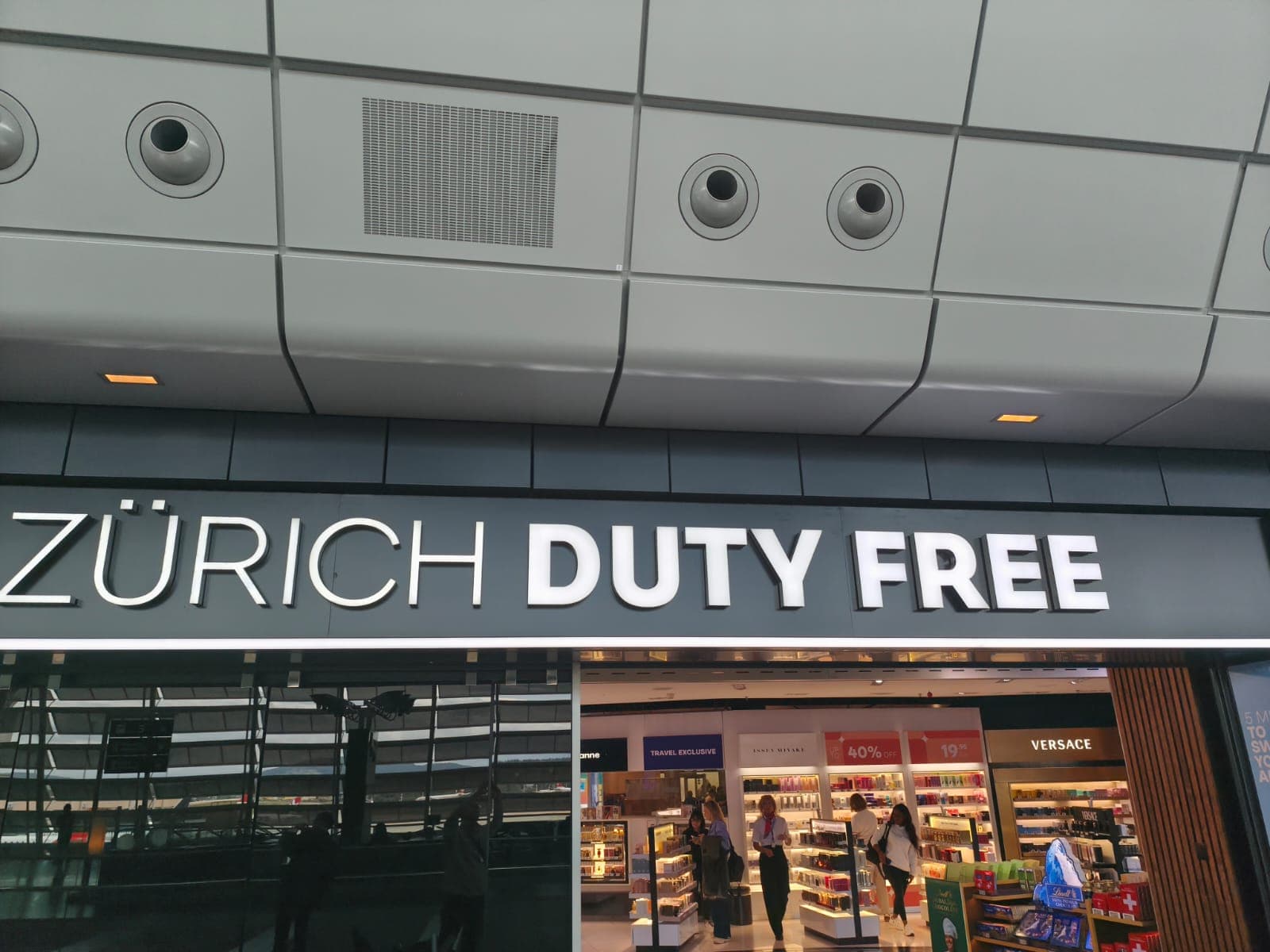 Zürich Duty Free signage above the store entrance